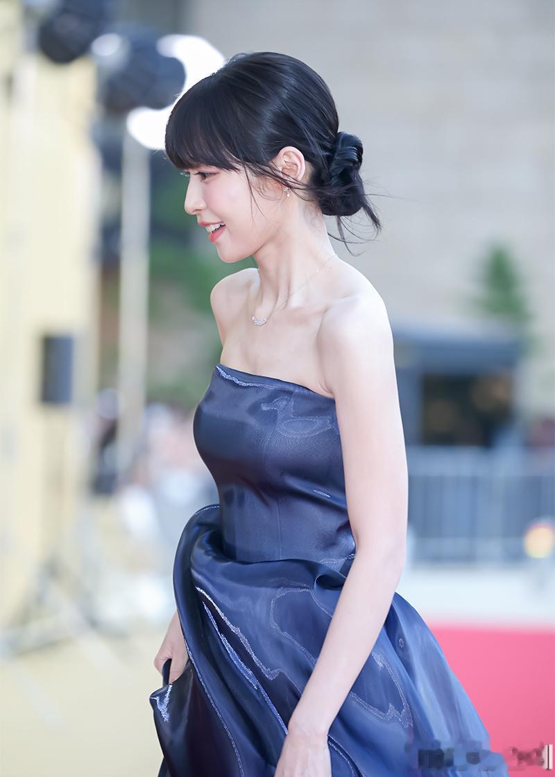 ARin青龙电视剧大赏红毯造型，氧气感好强的淡颜系美女！