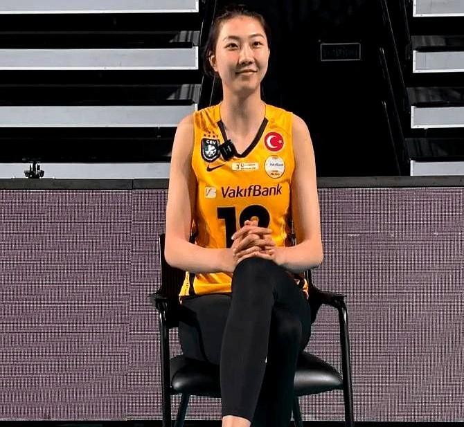 朱婷要回来了，袁心玥也说走就走。赵勇没被撤，但手里攥着一张“不夺冠就滚”的纸。