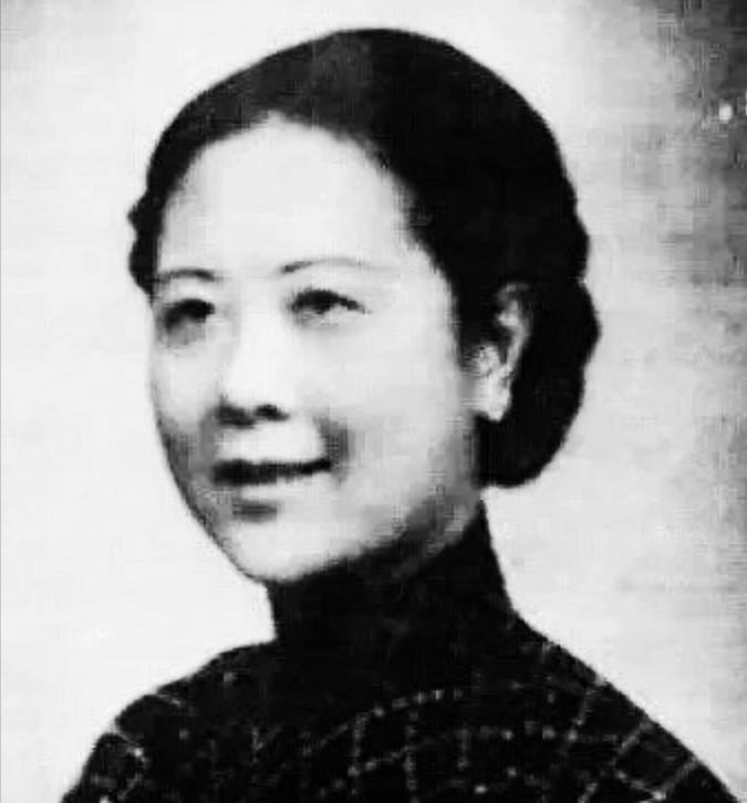 1940年，于凤至胸前严重溃烂，抛下丈夫张学良赴美治病。她憔悴走下飞机，正茫茫然