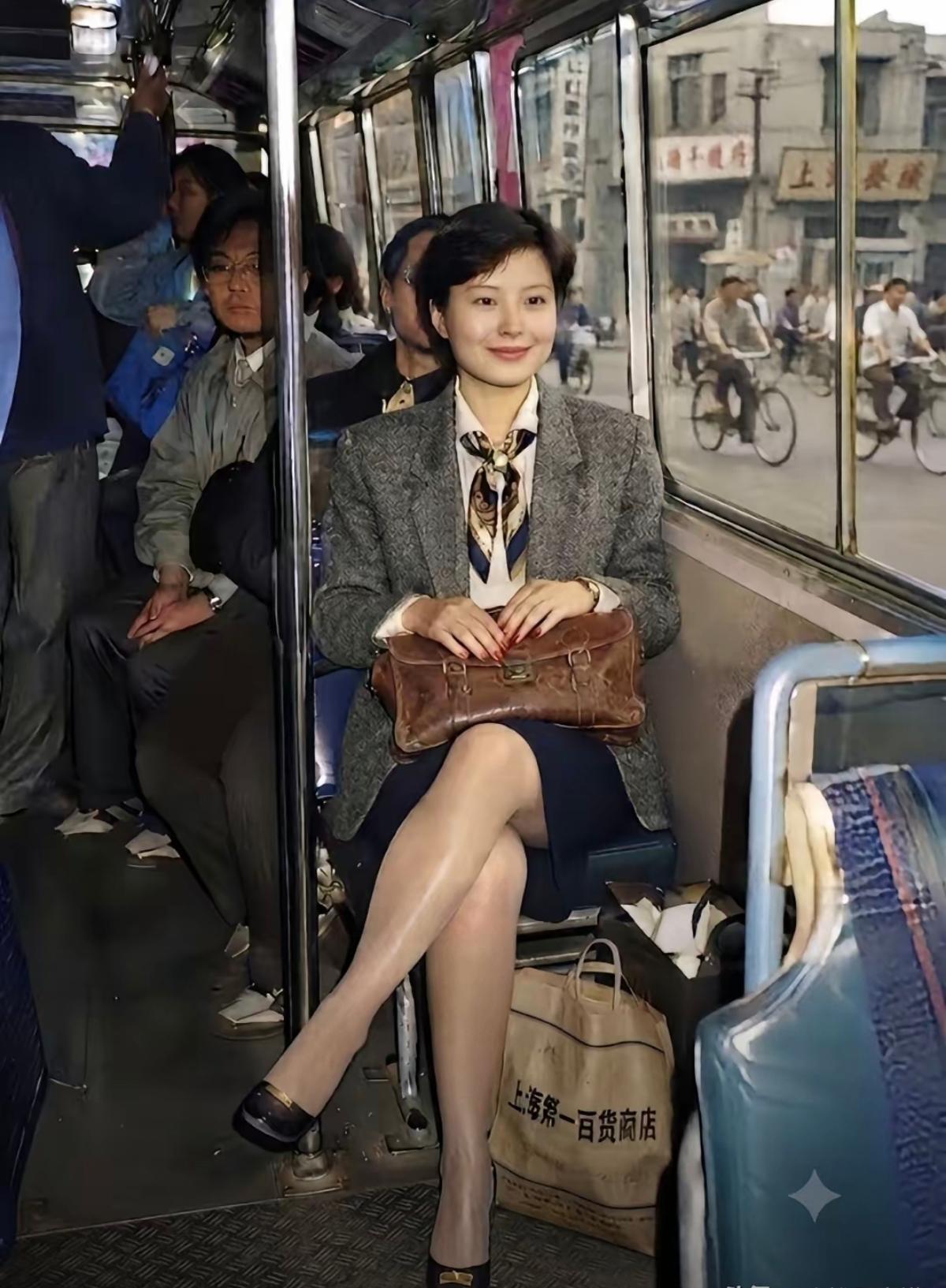 90年代的上海公交车上美女，一看就是有钱人。