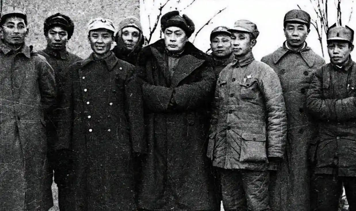 在解放战争时期，陈老总是华东野战军司令员，有一段时期被调到中原野战军，担任副司令