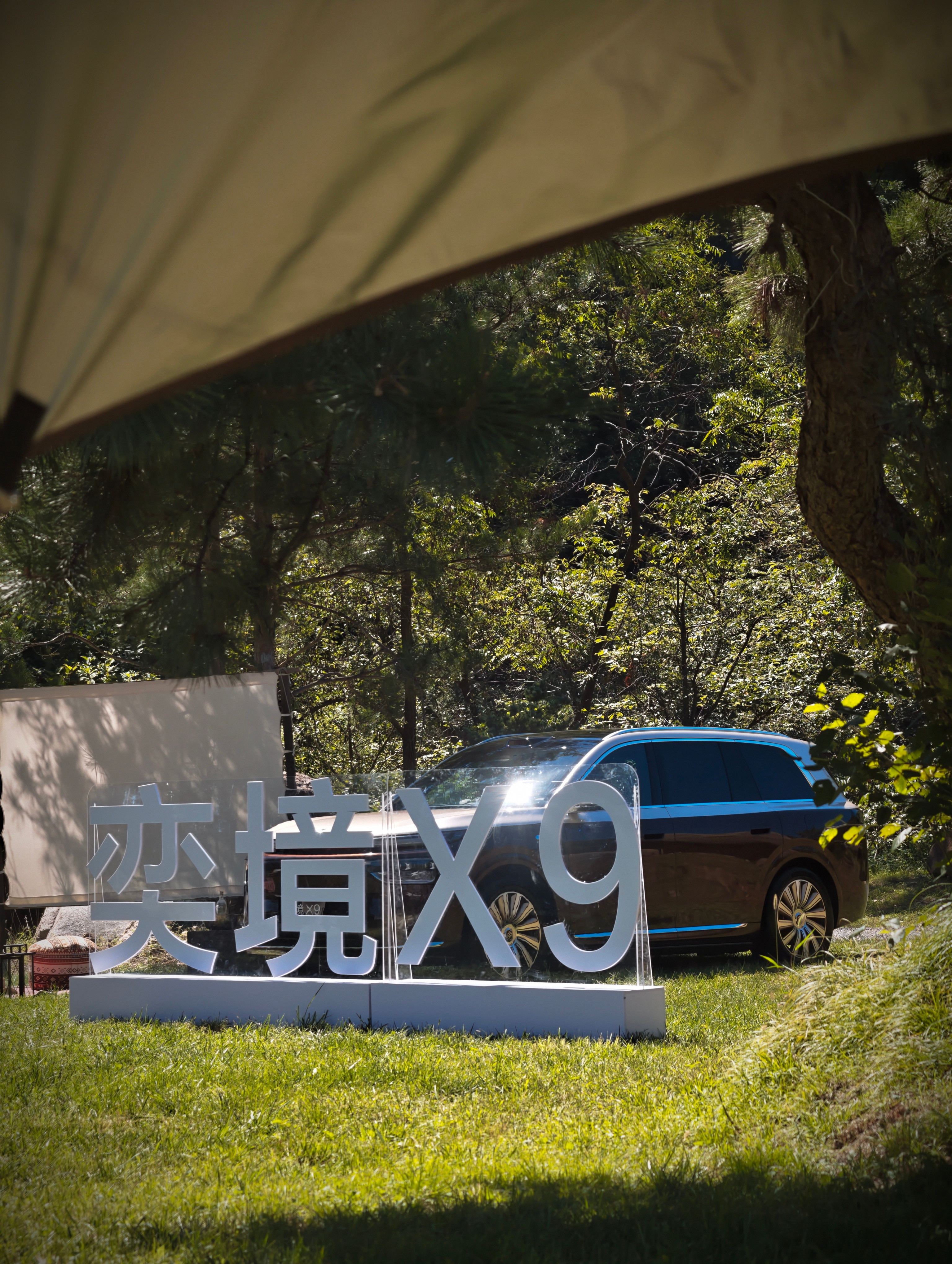 作为9系里的大旗舰SUV，满血华为智驾，鸿蒙座舱以及赤兔平台底盘，再加上东