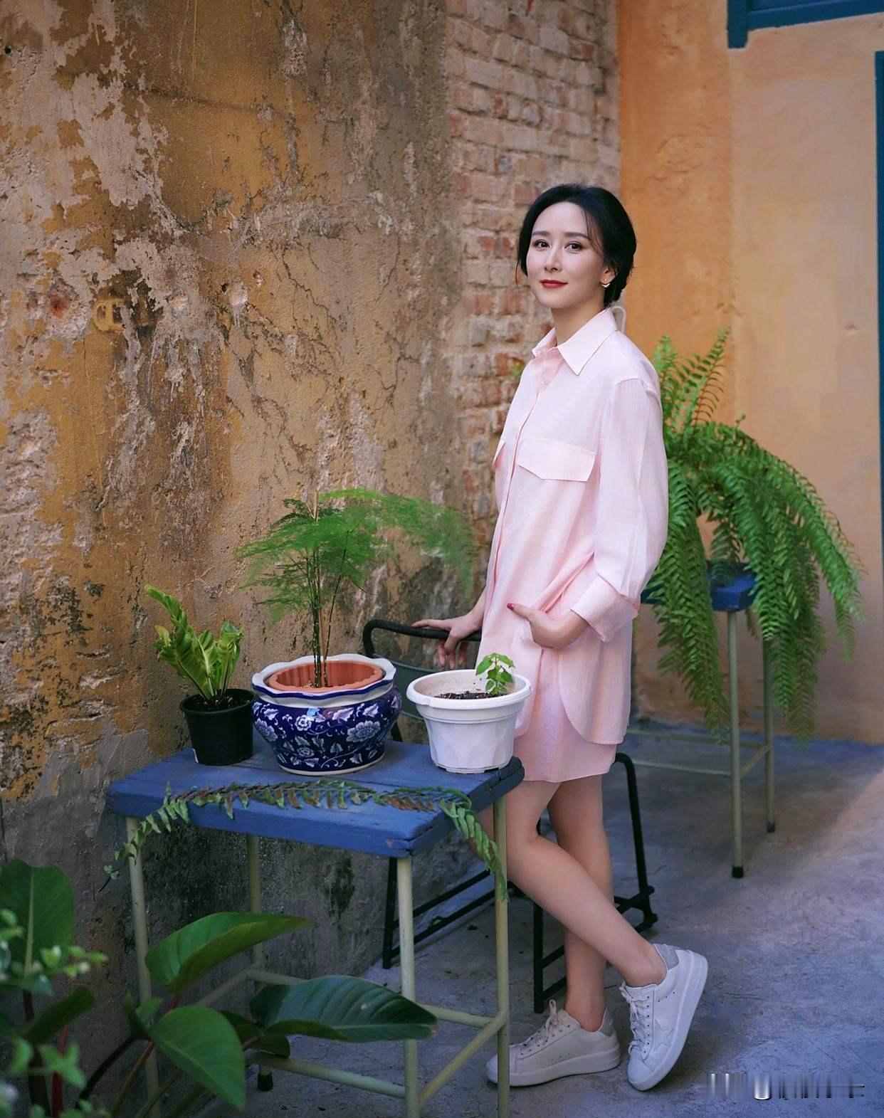 胡静笑容真甜，老公拍的照，婚姻美满状态满分！[玫瑰]