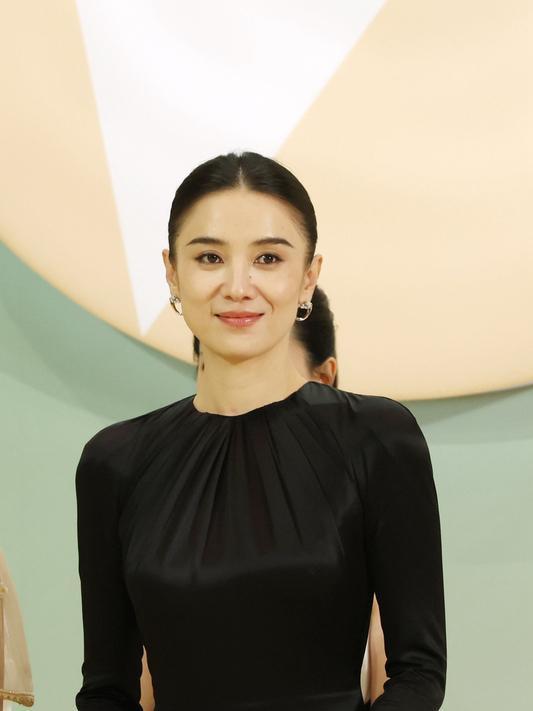 [点赞]2025年，宋佳干了一件让整个娱乐圈都瞠目结舌的事——她居然在半年内，