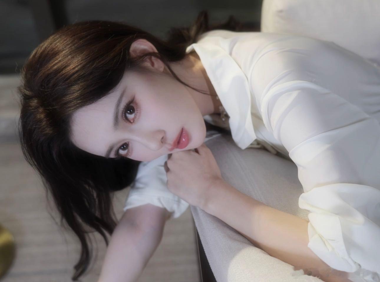 孟子义细框镜美成啥了孟子义这样的造型也是太美了，细框眼镜配黑长直，完全是高智高姐