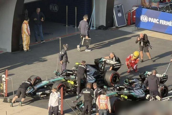 汉密尔顿冲线后砸方向盘骂动力渣？真相直接打了所有人的脸！你别瞎猜梅赛德斯搞