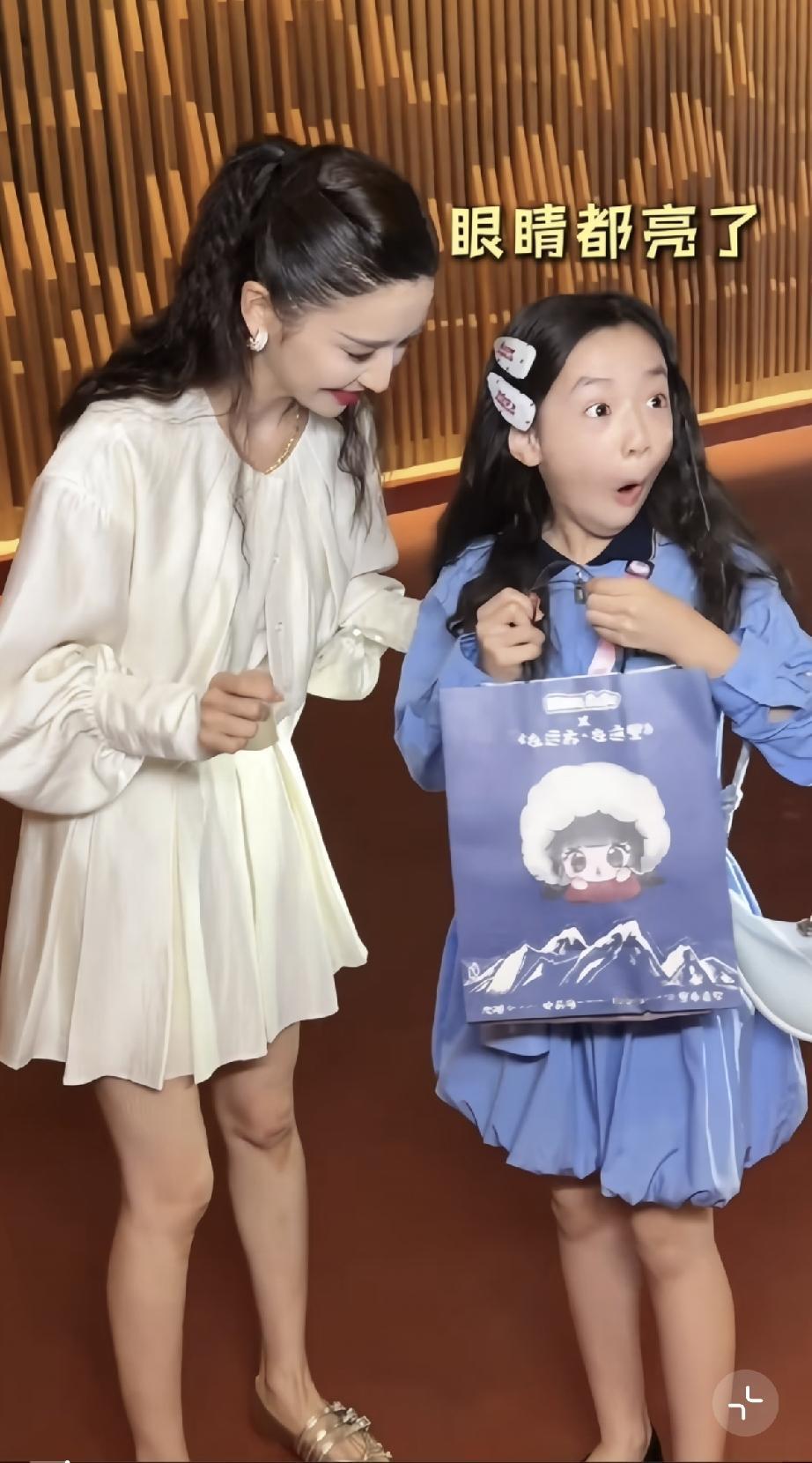 8月14日，董璇晒出佟丽娅给小酒窝发片酬的视频，不缺钱花的小酒窝看到片酬以后瞪大