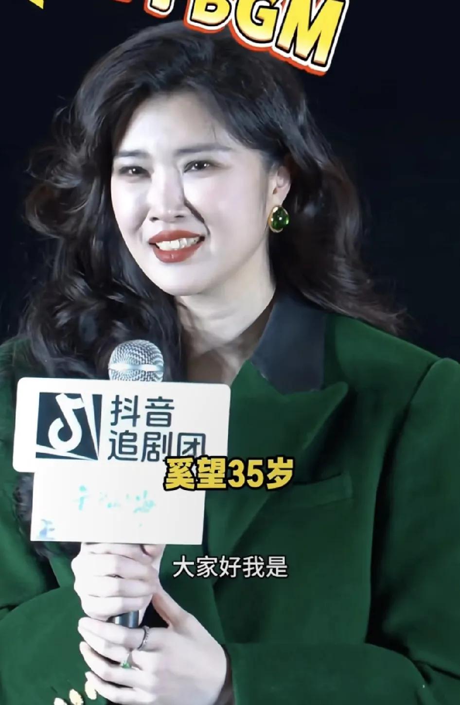 奚望既不像母亲茹萍，也不像父亲奚天鹰，感觉她就是她。眼睛是有点像茹萍，她从小和