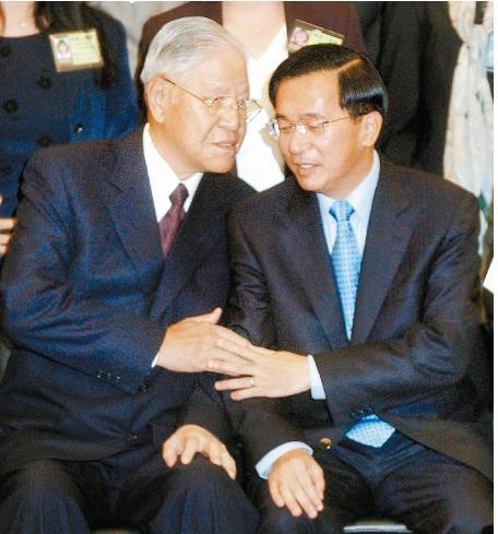 李登辉与陈水扁在美国人面前到底有多怂？秘辛披露，李登辉曾想换掉美式武器，对俄军购