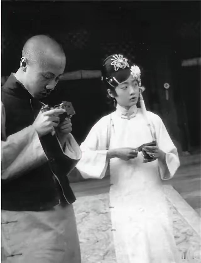 晚上，12岁的溥仪，被十几个宫女摁在床上玩游戏。他很兴奋，但玩了很久，还是累了，