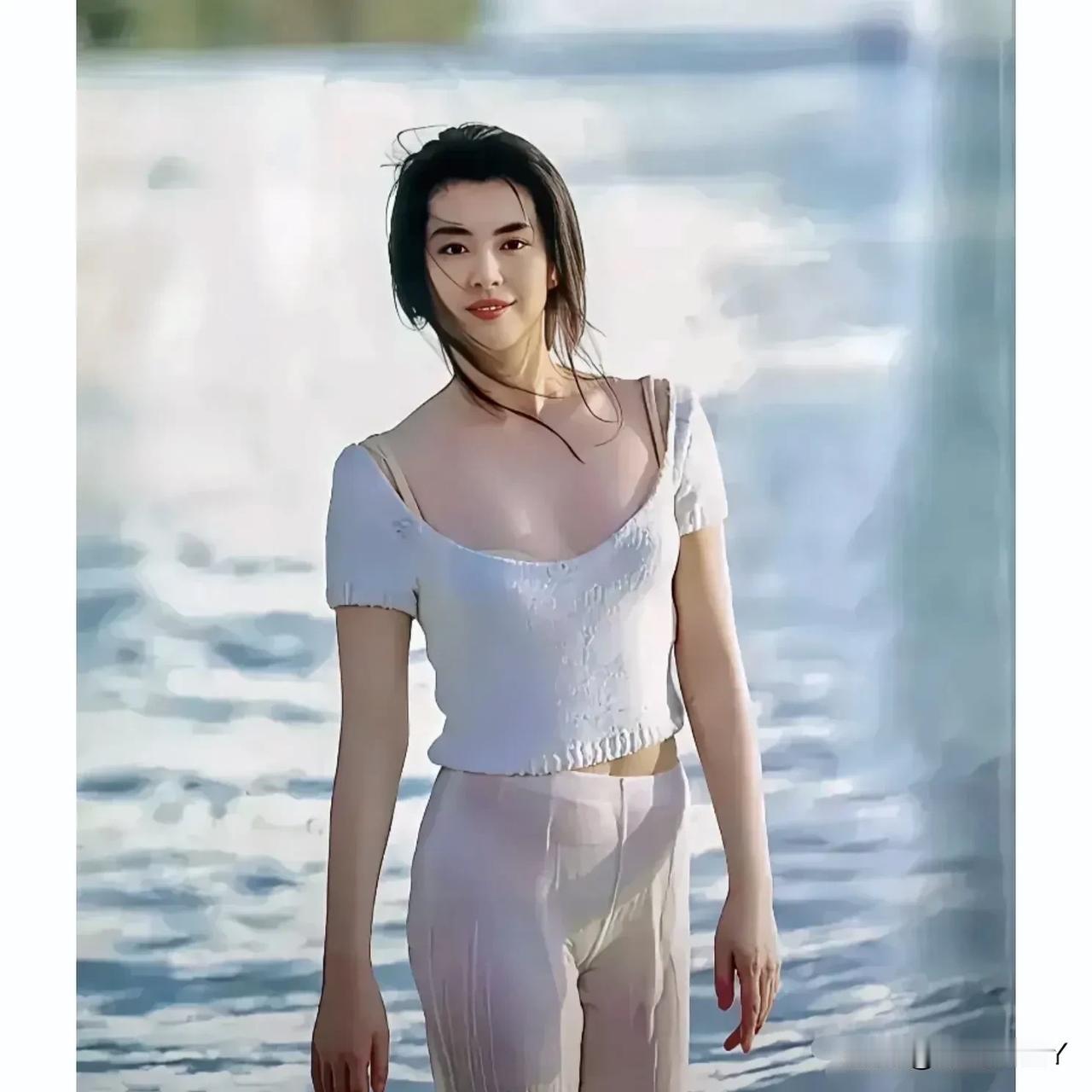 这是29岁的王祖贤在海边的一张留影老照片，拍摄于上世纪九十年代。不愧是最美“聂小