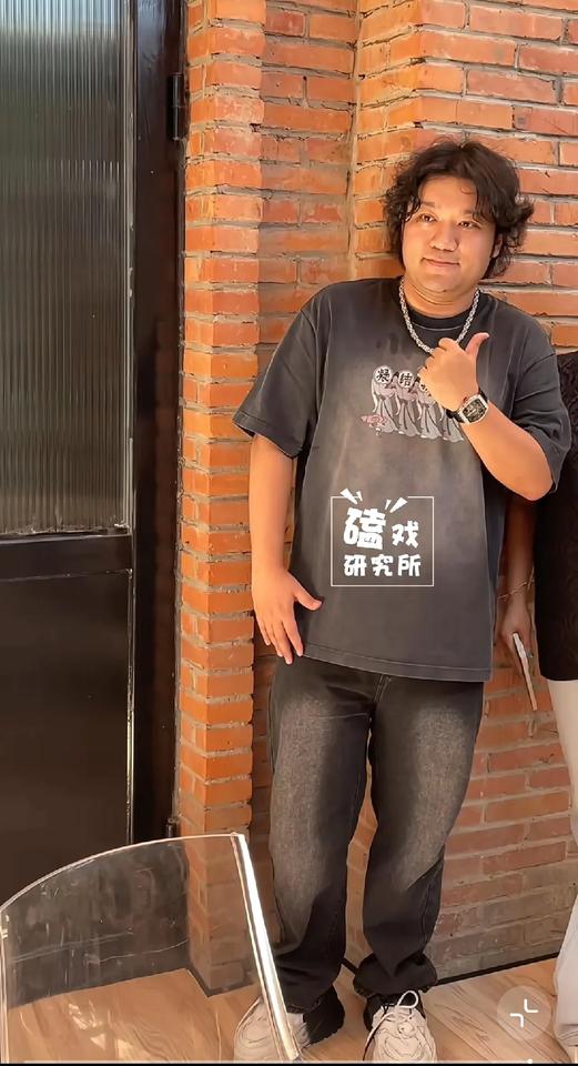 《家有儿女》的小雨一点都没有明星架子，也一点都没有明星的样子。他带的啥表呢？理查