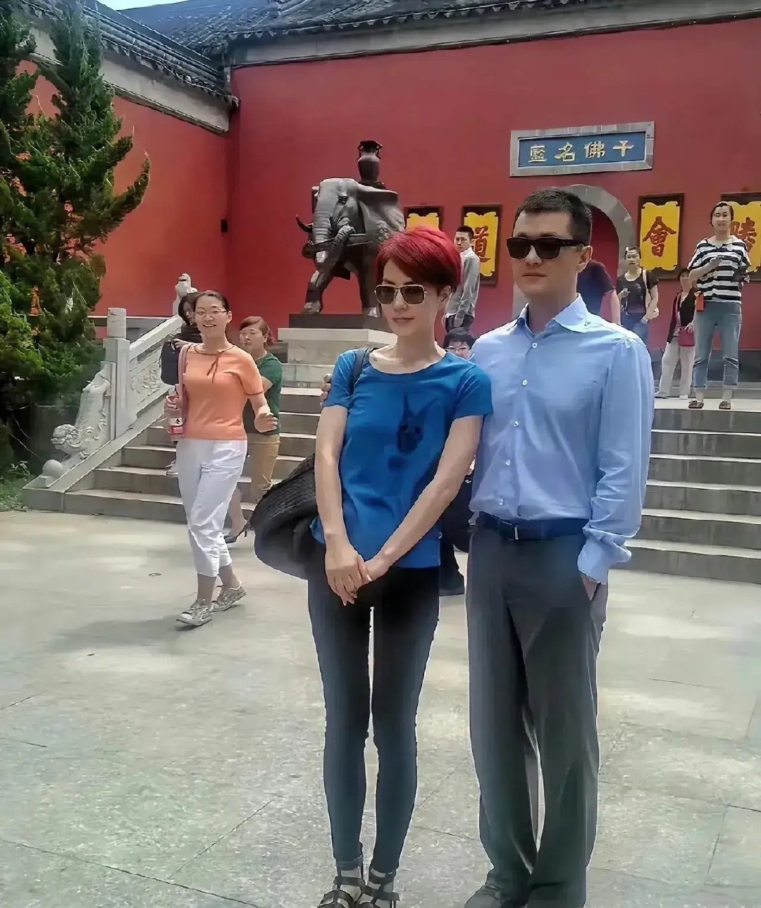 王菲年轻时候和李亚鹏旅游时拍的合影，感觉那时候的她穿着不时尚，好土呀，特别是脚上的凉鞋[捂脸哭]​