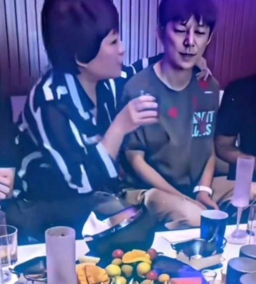 何炅老师那张局促的照片，我盯着看了半天。看什么？看那个女大佬搂着他的胳膊，看何