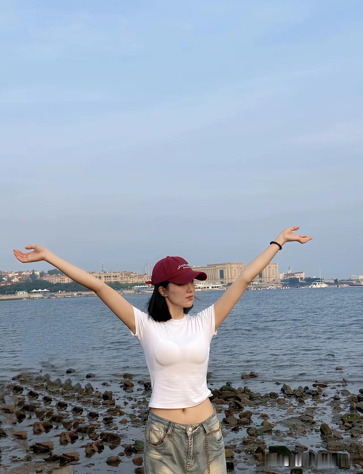 海边漫步，青春洋溢，自由自在！🌊👒👗
