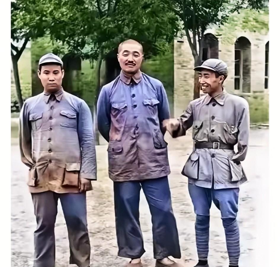 这才是1937年7月份贺龙元帅与两位独臂将军在陕西富平县的真实样貌，这并非演戏，