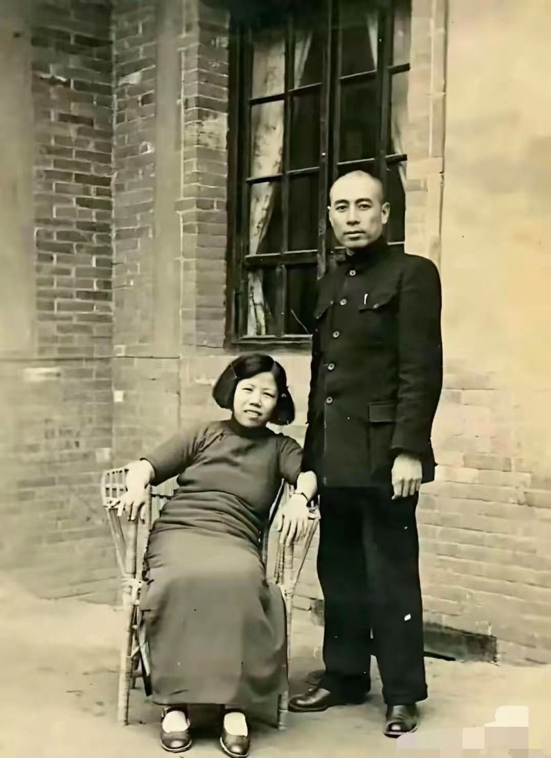 这张珍贵的老照片是我们敬爱的周总理与夫人邓颖超1938年的合影。此时山河破碎，日