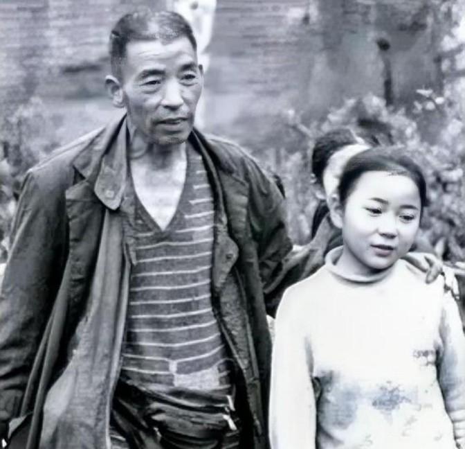 武汉街头的摆摊老汉捡到2个女婴，长大后的女儿们成了博士和军医。谁料，亲生父母却找