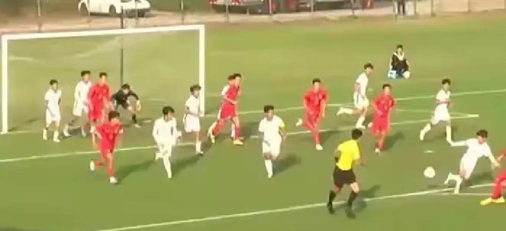 中国足球，终于承认自己个子高了。看U15那场3-0。战术简单到粗暴：边路起