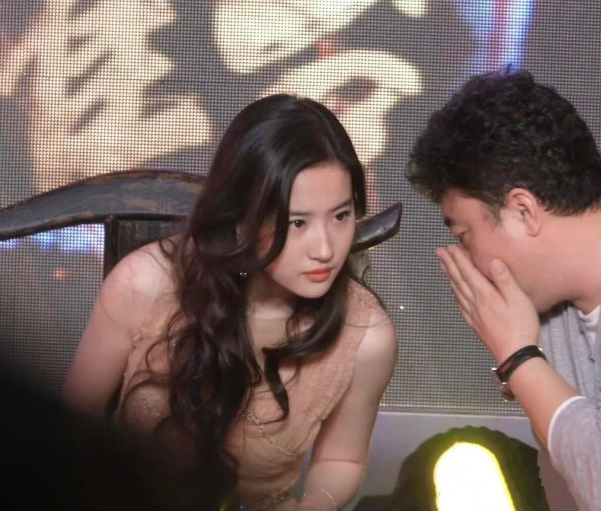 柔美与英气兼具的和谐统一