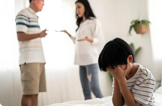 男孩父母离婚时，母亲给他70万生活费，长辈给他13.8万，父亲却拿这83.8万去