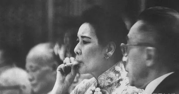 宋美龄当众吸烟，女记者指了下墙上的标语，宋美龄回复一句话，继续吸烟在清朝末