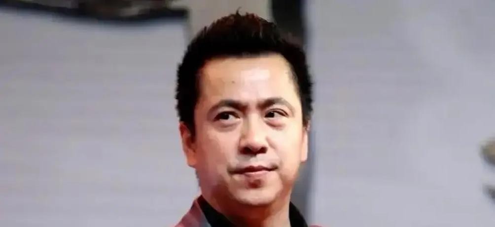 大鹏拍《长安的荔枝》，全行业算准他要亏1个亿。王中磊在内部会上拍桌子骂他烧钱，说投资人的钱不是大风刮