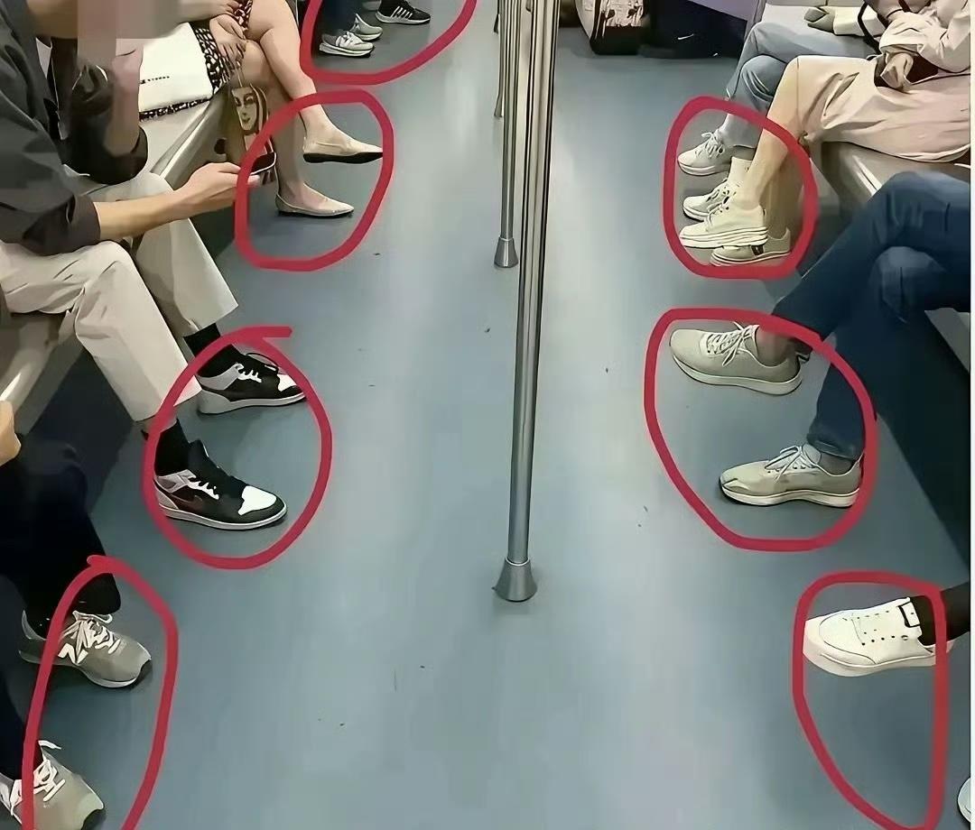 为什么皮鞋突然就消失了呀？你说奇怪不奇怪，也就几年的时间人们都喜欢上穿运动鞋！