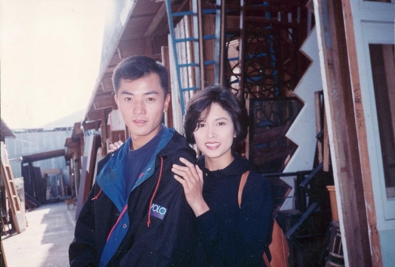 1992年，郑伊健与邵美琪在电视剧《九反威龙》剧组时，拍下的一张合影。当时，