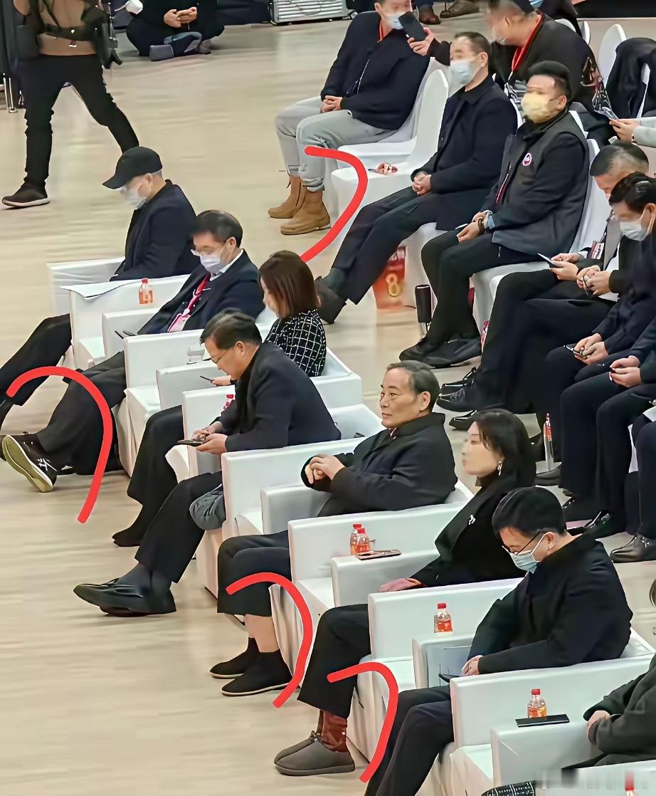 为啥这些大佬都不穿皮鞋了？​​​