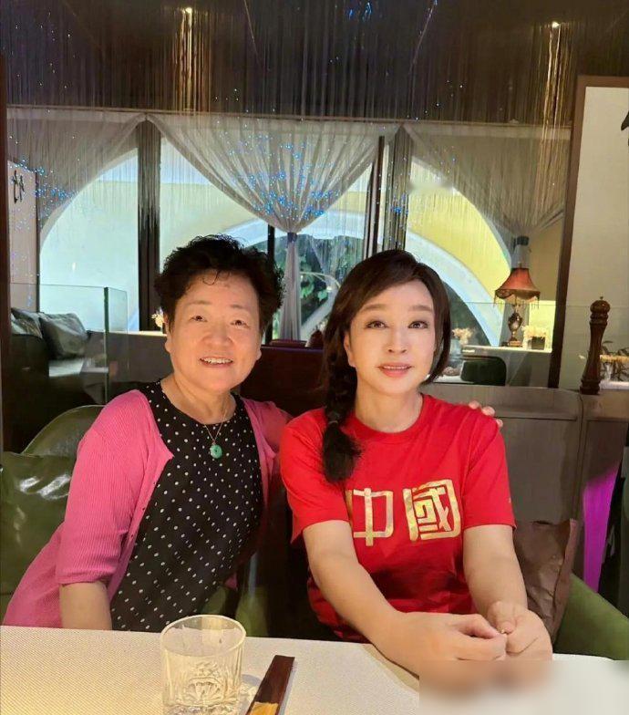 刘晓庆的同学聚会照，我盯着看了三分钟，75岁的她穿亮色T恤扎麻花辫，皮肤紧得