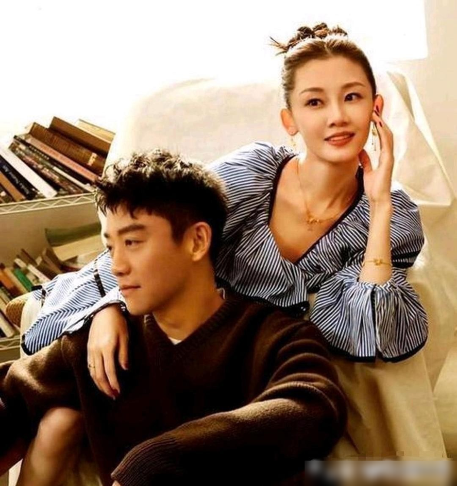程晓玥自己把当年那层窗户纸捅破了，就仨字：我太作。2015年公开，2017年上恋综，连她妈都出来帮着