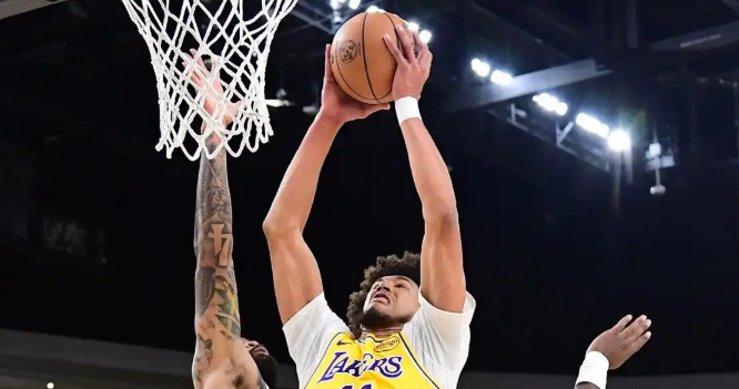 同样缺三核，湖人差勇士太多NBA季前赛湖人VS勇士第三节看，同样没有核心，湖人
