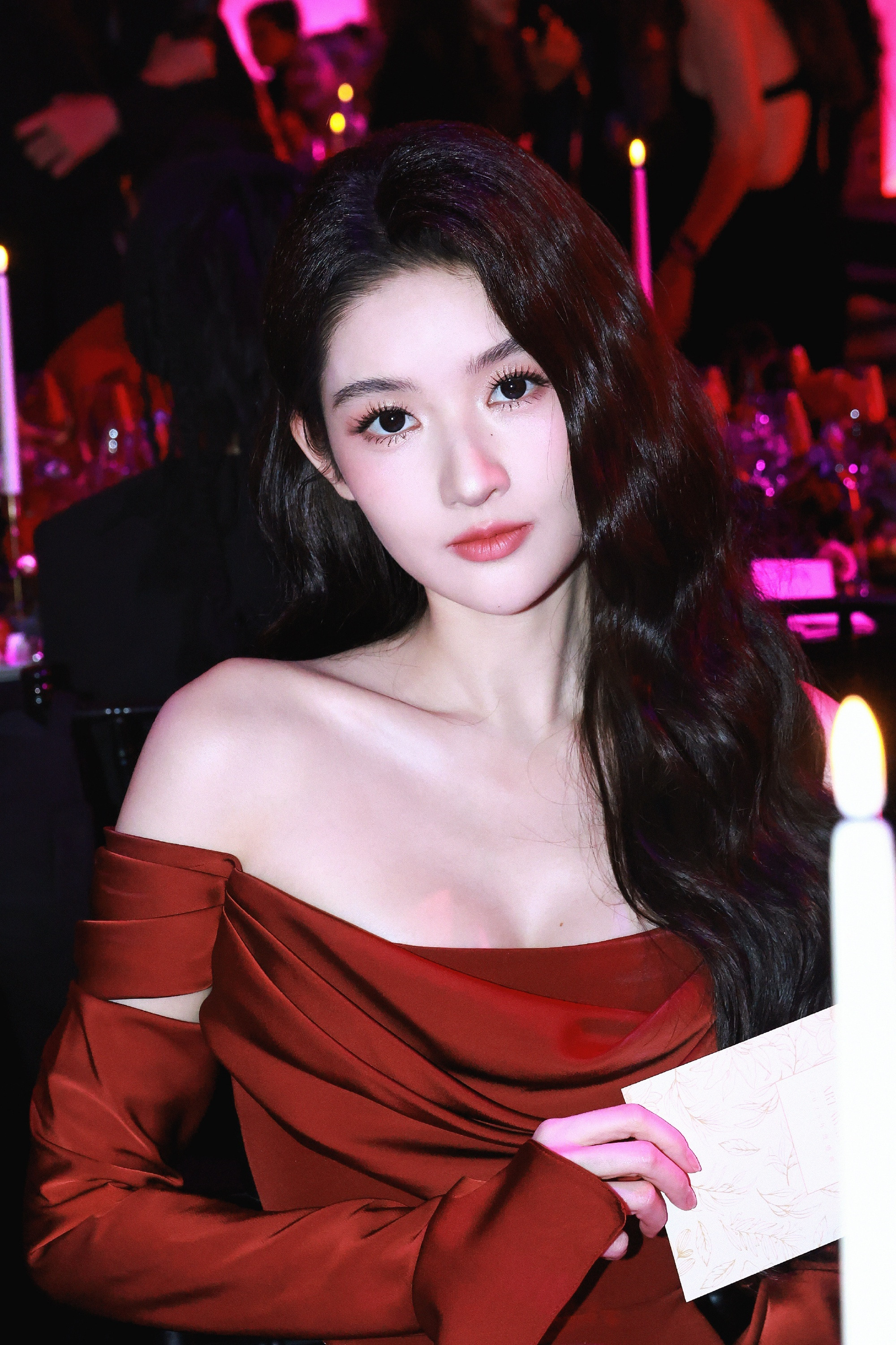 王玉雯时尚芭莎艺术大赏红毯，热烈红裙造型真好看，好明艳大气的王姐。王玉雯这次下