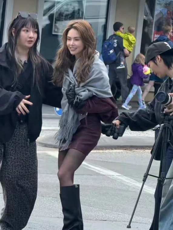 周杰伦的老婆昆凌现身新西兰街头，穿着黑丝袜长筒靴，卷发挺洋气​​​