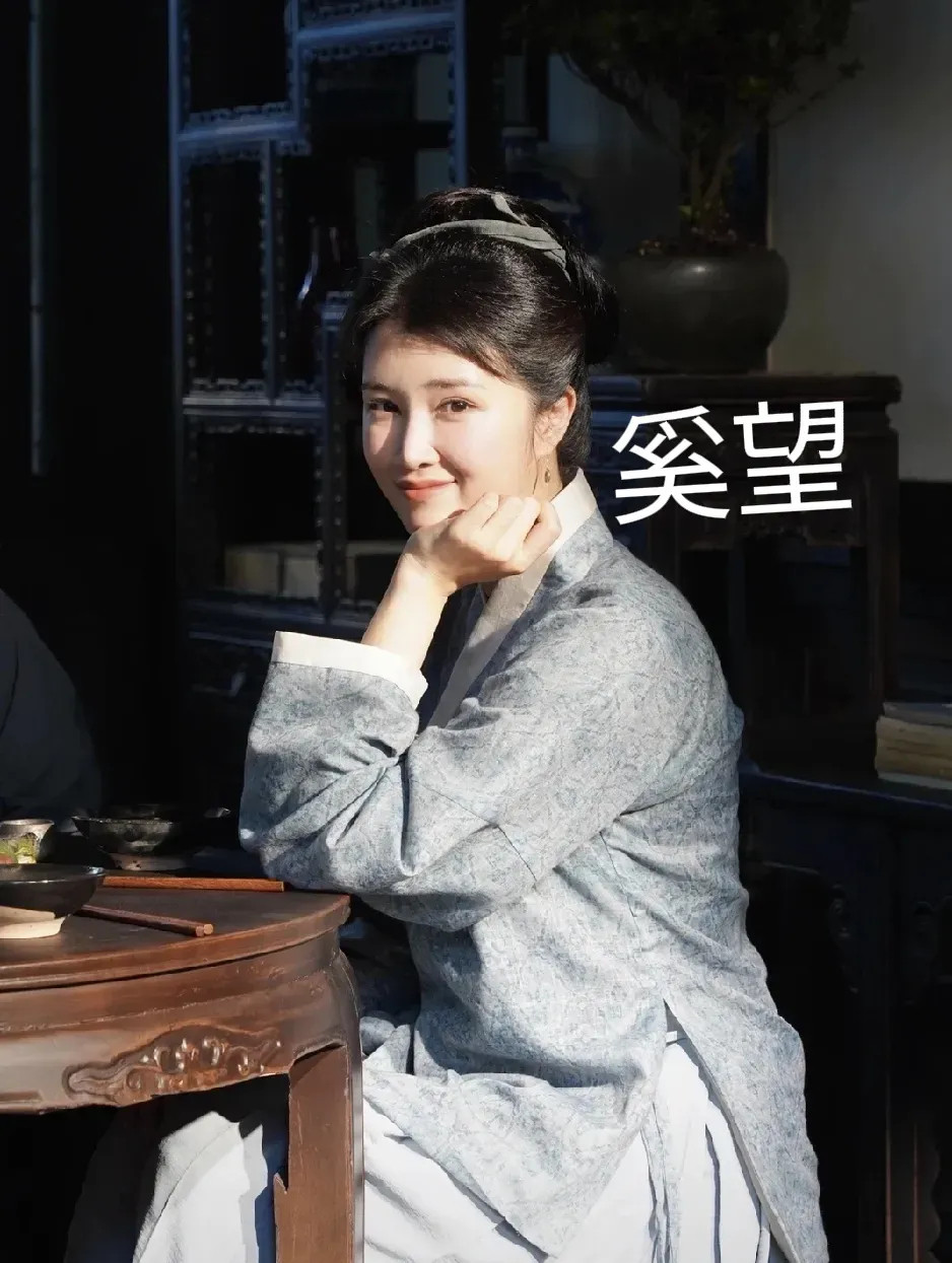 奚望是非常低调的星二代。她妈妈是德艺双馨的老演员茹萍，继父也是老演员刘之冰。但是