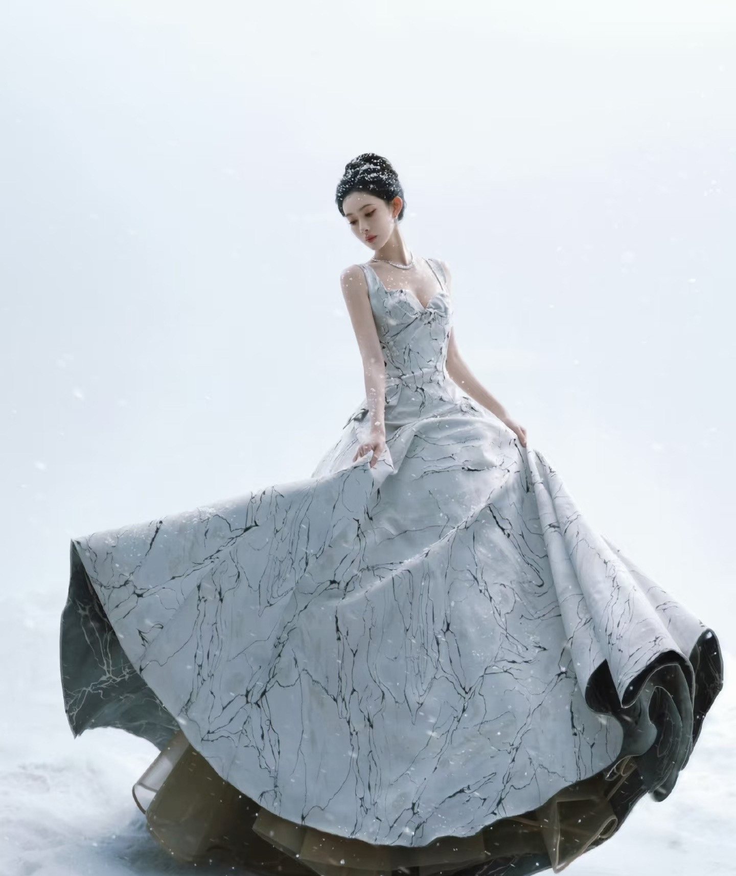 孟子义经济上行的美孟子义第一套冰雪女王❄️，第二套红玫瑰🌹，美出新高度！