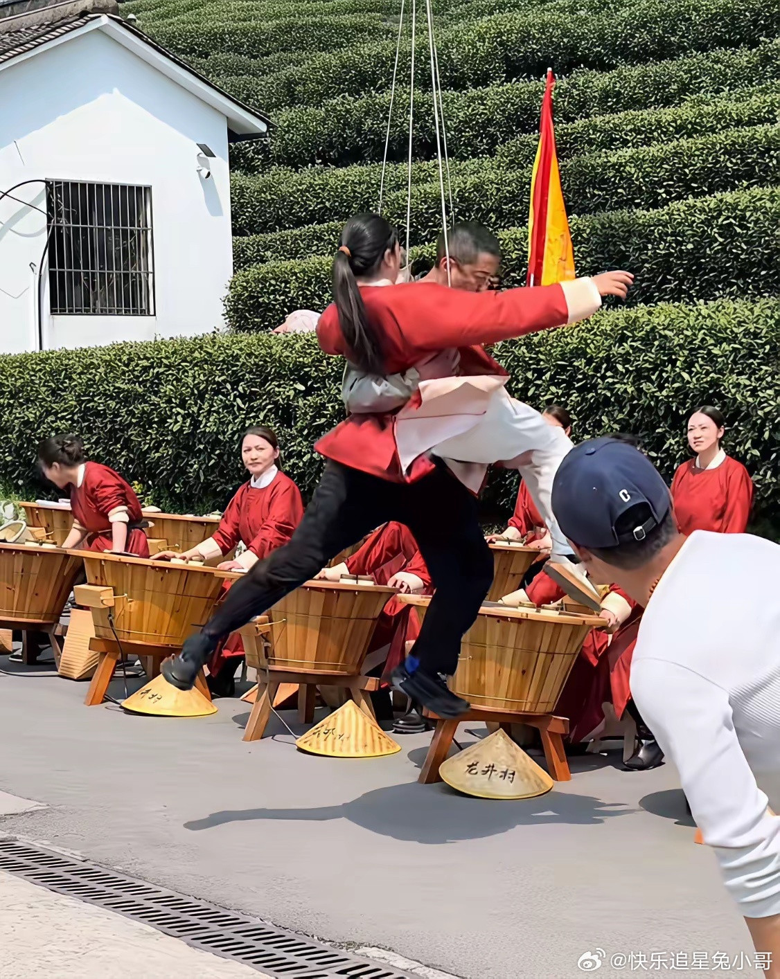 李亚鹏现身杭州龙井茶园与美女采茶妹表演空中双飞人，不逊当年的令狐大哥，导演张纪中