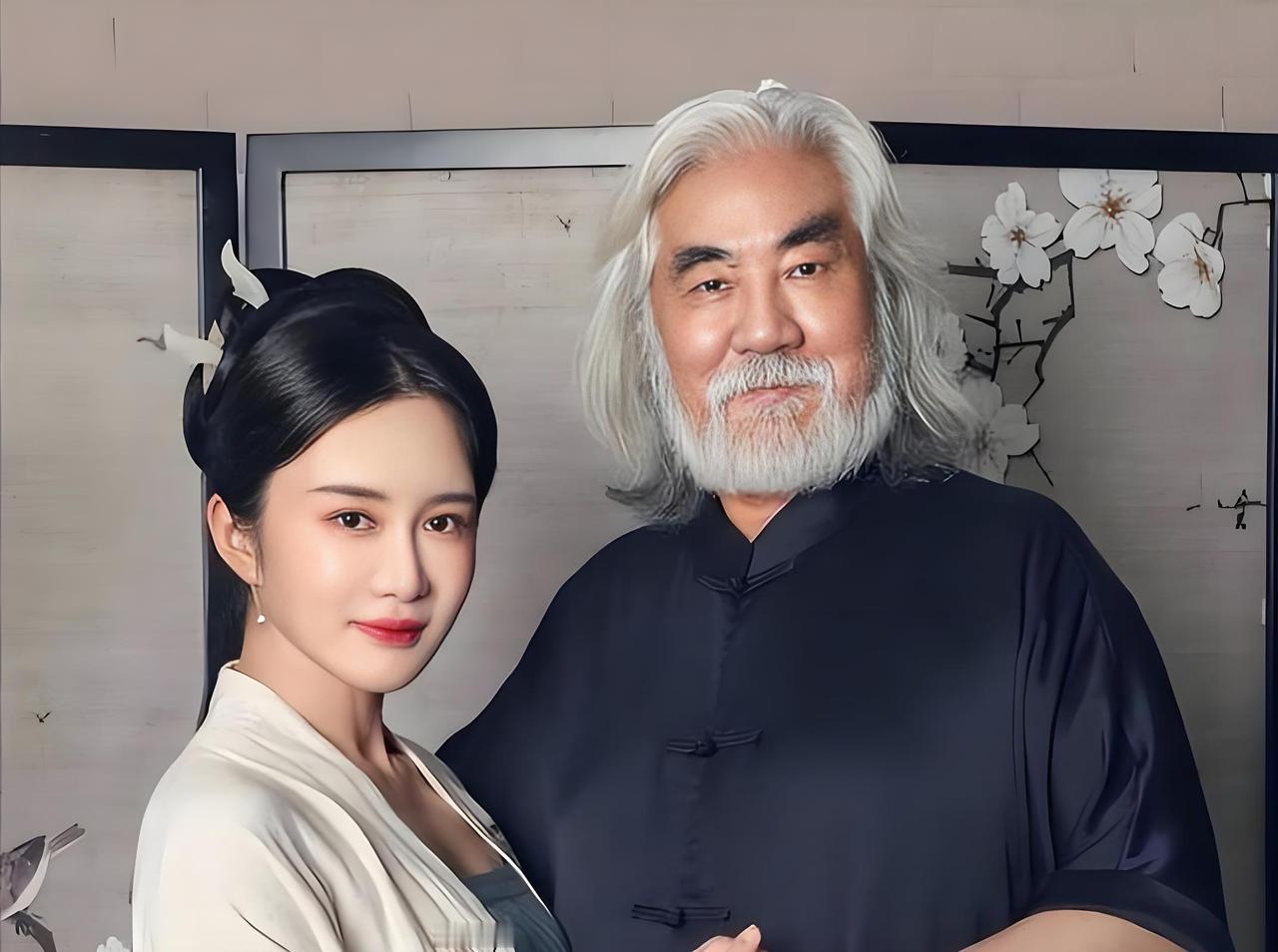 74岁的张纪中与43岁的杜星霖，相差31岁的婚姻，如今越来越像一场疲惫的拉锯战。
