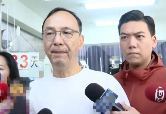 针对罢免民进党民代吴思瑶的领衔人张克晋临阵脱逃一事，前民代邱毅表示，张克晋其实就