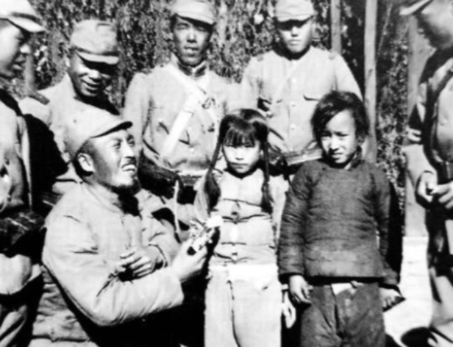 1894年，持续4天3夜的旅顺大屠杀中，一名日军正要割下一名母亲的乳房，2岁的女