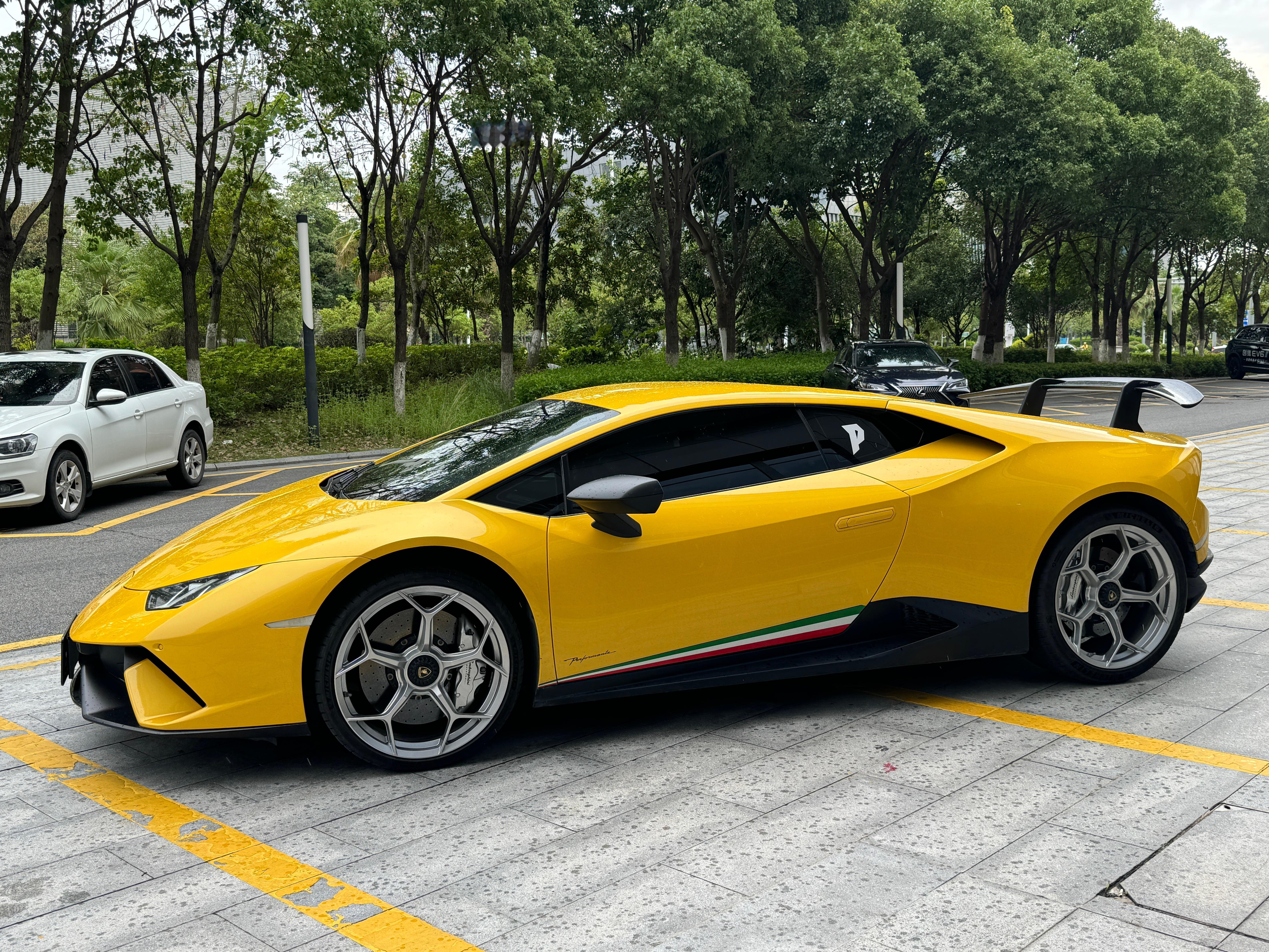 新到一台兰博基尼HuracanPerformante，集齐新老两代赛道版小牛