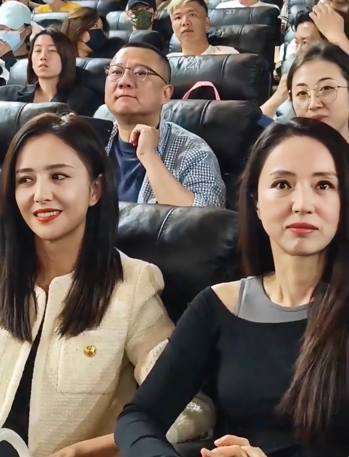 脸不会骗人！一张像30，一张像50，孩子还在场！佟丽娅离婚后健身、拍戏、