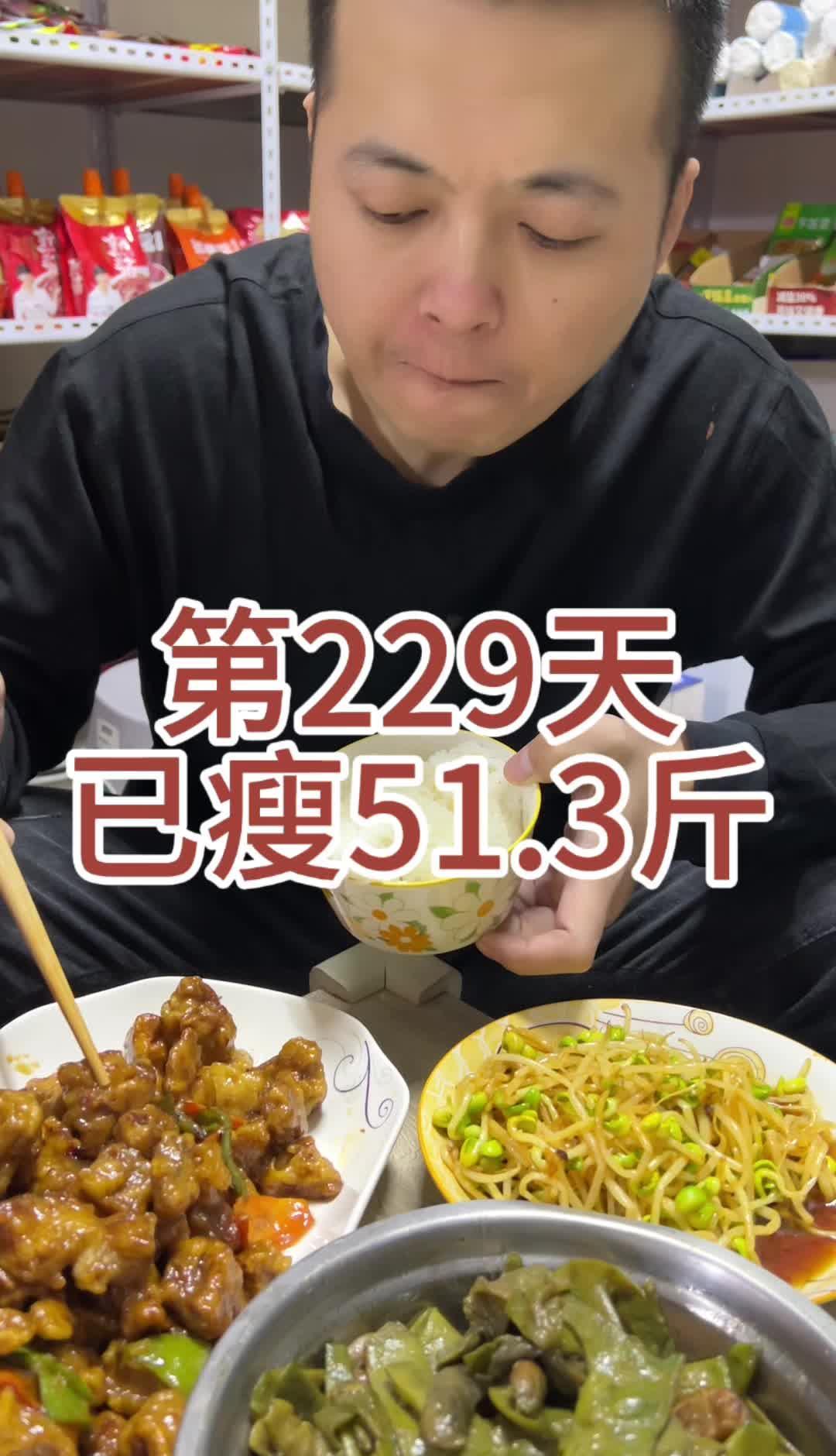 一天一顿饭，瘦了五十多斤，真狠。但你别学——明星拍戏能饿，你房贷还还不了。减