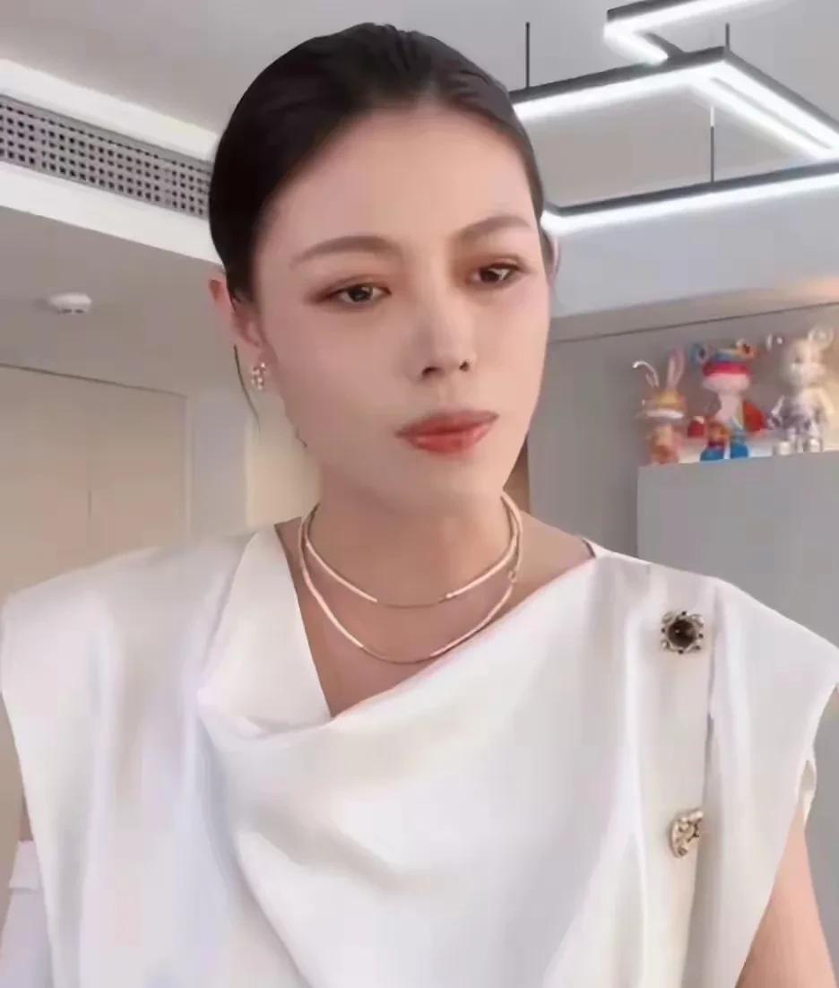 葛荟婕，哭了！近日，葛荟婕在直播间中哭了，不是因前男友汪峰，而是因女儿熙熙！