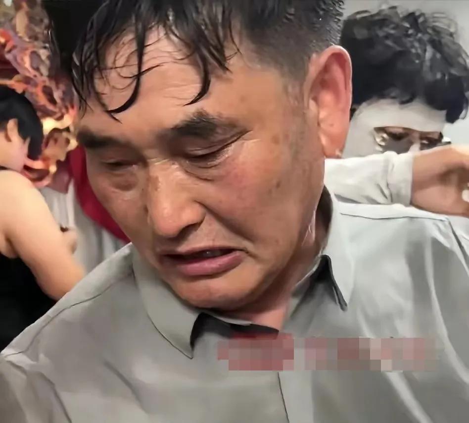大衣哥万岁山卸甲大汗淋漓，喊助手快把座驾开过来。粉丝:这是换车了还是代言了？