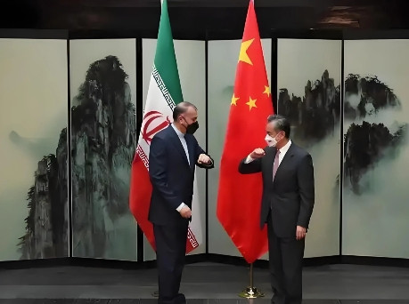 就在吃了败仗，伊朗防长访华后，长期以来，伊朗在大国之间反复摇摆，被视为“墙头草