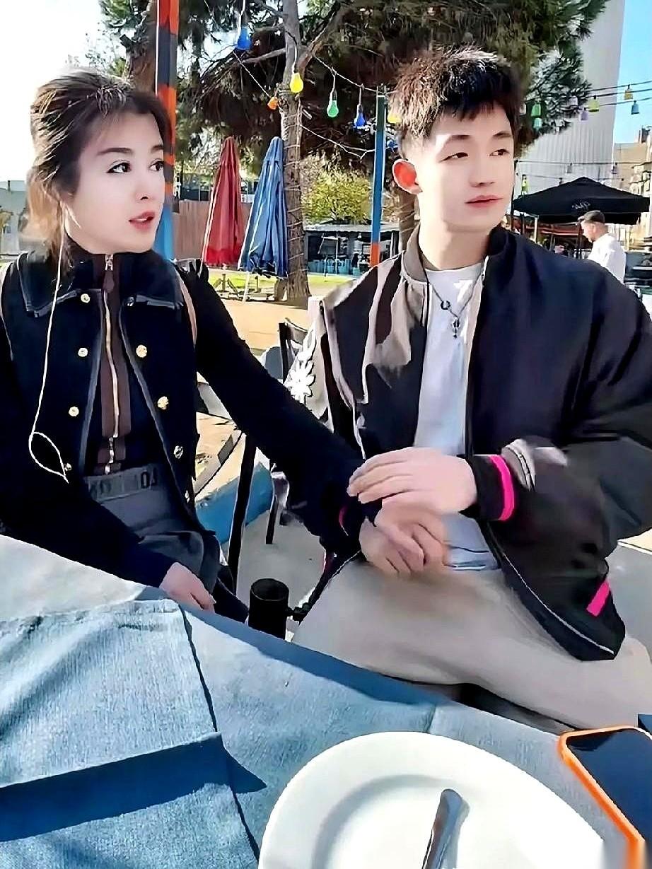 都羡慕那小伙子吧？年纪轻轻，劳斯莱斯开着，大金表戴着，都以为他是什么天选之子，