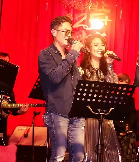 霍建华真的做到了妇唱夫随林心如开50岁生日宴，丈夫也跟着妻子上台唱歌。很多人都