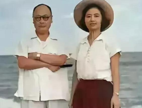 1970年7月，70岁的陈毅元帅和48岁的张茜在北戴河沙滩上拍了这张珍贵的照片！